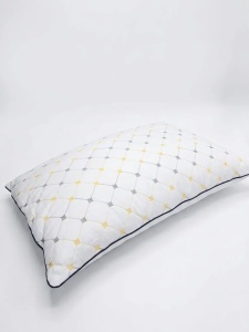 Pernă brodată cu microfibră Soft Touch și umplutură siliconizată, Alb/Auriu, 50 × 70 cm
