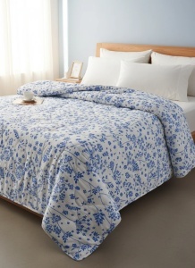 Pilotă de iarnă imprimată, exterior bumbac, umplutură siliconizată 400 g/mp, Model Blue Spring, 200 × 220 cm