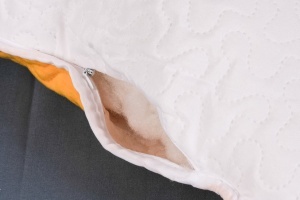 Pernă matlasată 4 Anotimpuri, microfibră Soft Touch, Orange/Alb, 50 × 70 cm - Img 4
