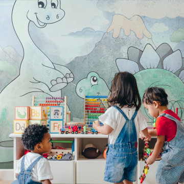 Fototapet - Dinozauri pentru copii - Diplodocus și Stegosaurus pe fundalul unui vulcan - Img 1