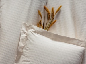 Set de husă de pilotă dublă din satin elegant cu dungi Cotton Box, ecru - Img 2