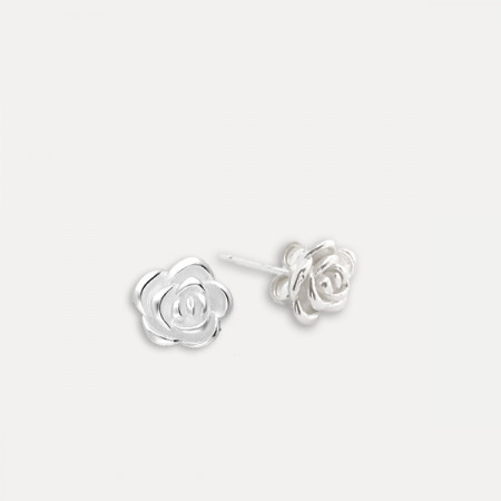 O pereche de cercei de argint cu șurub, delicat creați sub forma unor trandafiri.