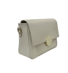Geanta din piele naturala  Dimensiuni: 26x19x9 cm Compartimente: 1 compartiment principal  Buzunare: 1 interioar cu fermoar Sistem Inchidere: fermoar metalic  Curea: detasabila  Culoare:bej