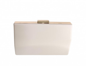 clutch elegant din  piele ecologica bej  si  elemente metalice aurii       are o curea de umar,tip lant ,detasabil, lungime 120 cm  un compartiment principal este prevazut cu maner si  detalii metalice aurii rama metalica aurie DIMENSUINI -19cm x13cm  NUA
