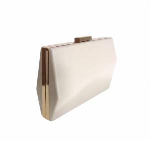 clutch elegant din  piele ecologica bej  si  elemente metalice aurii       are o curea de umar,tip lant ,detasabil, lungime 120 cm  un compartiment principal este prevazut cu maner si  detalii metalice aurii rama metalica aurie DIMENSUINI -19cm x13cm  NUA
