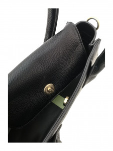 Geanta din piele ecologica Dimensiuni: 25x15 cm Compartimente: 1 compartimente  Buzunare: 1 interior Sistem Inchidere: Capsa metalica  Curea: reglabila+detasabila  Maner: Fix Culoare:negru Stil: Elegant