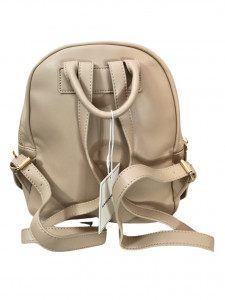 Rucsac de dama din material PU.  Are un compartiment inchis cu fermoar.  La interior,gasim un buzunar cu fermoar si un buzunar fara fermoar.  Curele de umar sunt ajustabile.  Maner in partea superioara.  Dimensiuni:28x25 cm  Culoare: crem