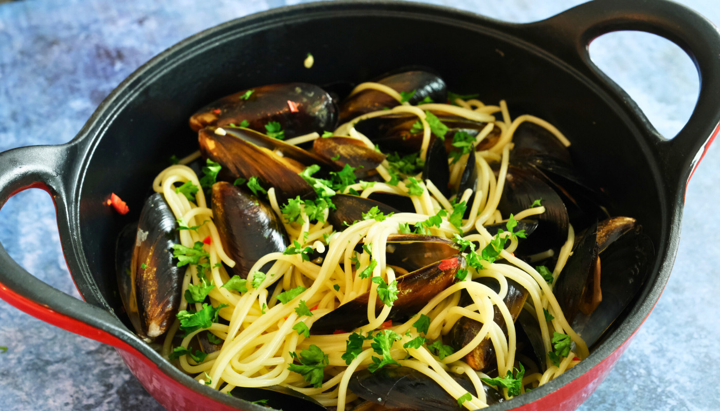 Descoperă Secretul Bucătăriei Perfecte cu Tigaia Balti Dish Casserole de la Crucible Cookware