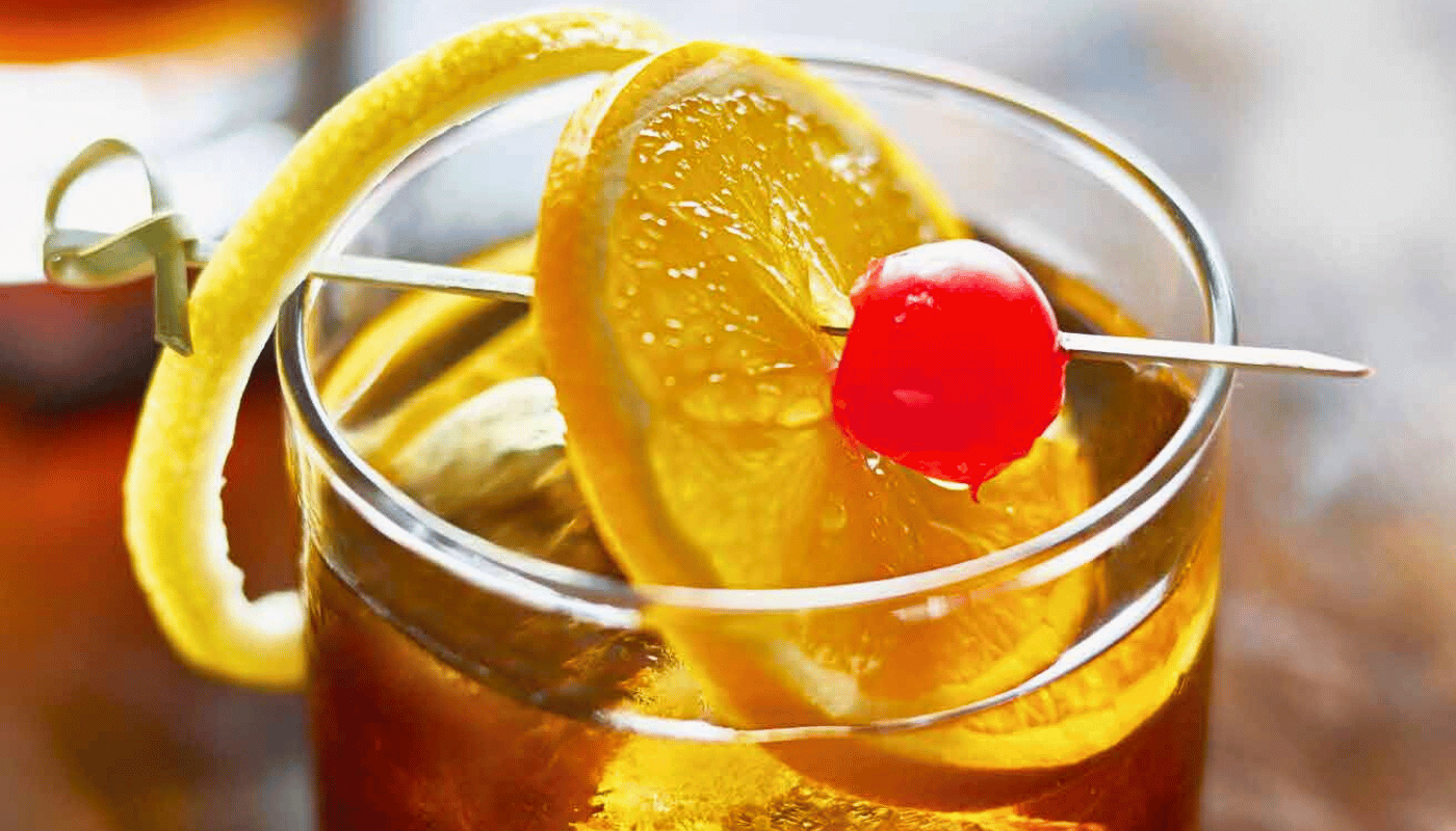 Cum se face Old Fashioned Whiskey - Cocktail Racoritor cu Alcool si Gheata la Pahar | OWU Bar