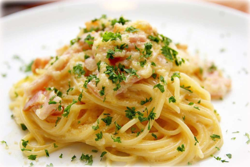 [Reteta] Spaghete cu sos de smantana si sunca