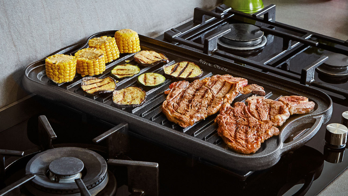 Gătitul pe tigăi grill din fontă: Ghid complet și sfaturi de întreținere pentru o bucătărie de excepție
