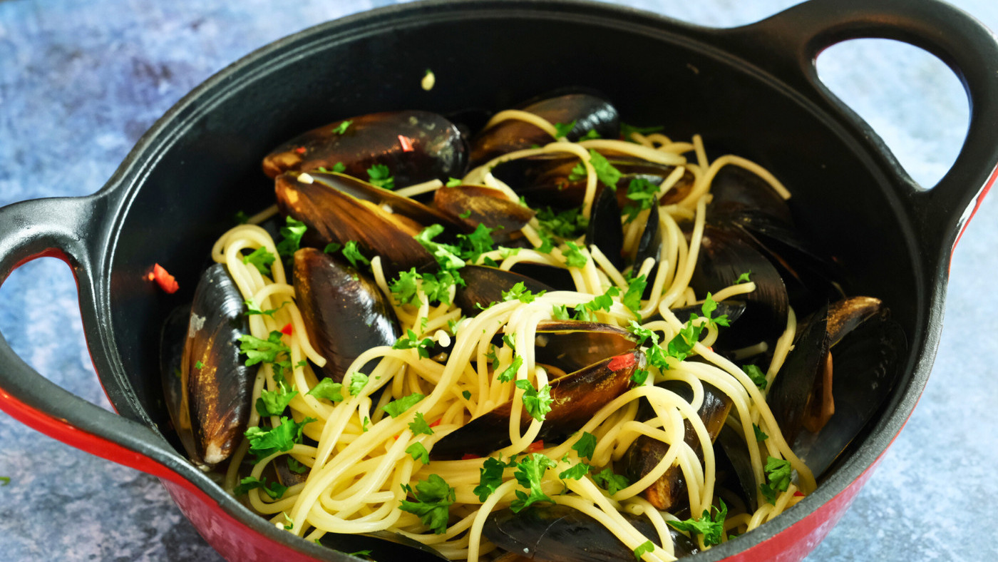 Descoperă Secretul Bucătăriei Perfecte cu Tigaia Balti Dish Casserole de la Crucible Cookware