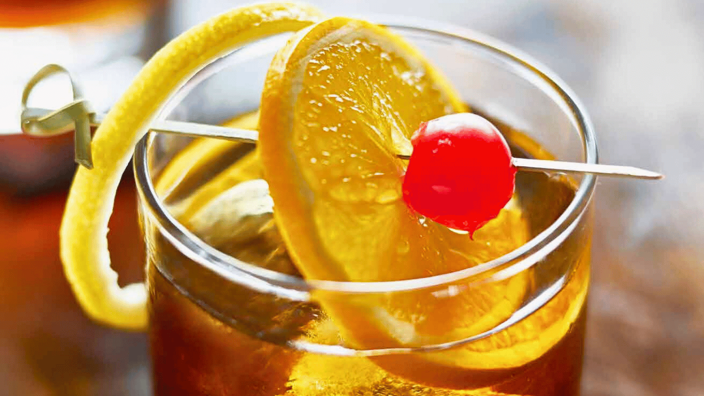 Cum se face Old Fashioned Whiskey - Cocktail Racoritor cu Alcool si Gheata la Pahar | OWU Bar
