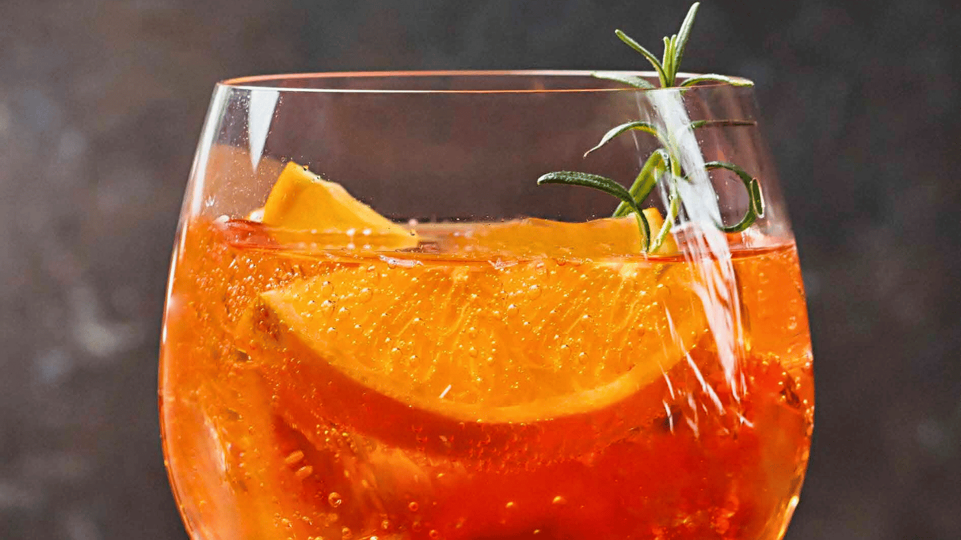 Rețeta clasică de Aperol Spritz – Gustul Italiei în paharul tău - by Cristal Barista @ OWU Bar