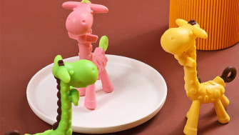 Descoperă beneficiile jucăriilor pentru dentiție în formă de girafă pentru bebeluși