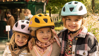 Casti de protecție pentru copii cu stickere personalizate: Combinația perfectă între siguranță și distracție
