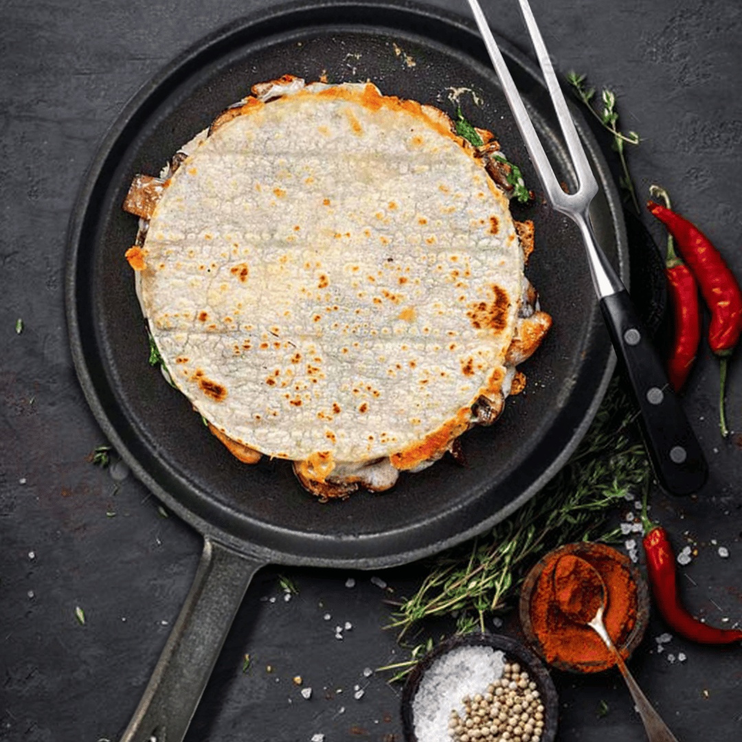 Tigaie joasa de clatite, Tortillada, tip plita rotunda, fonta pre-asezonata, 26 cm, maner fix cu suport din silicon termoizolant, pentru lipii Tortillas si Pancakes - 1 | YEO