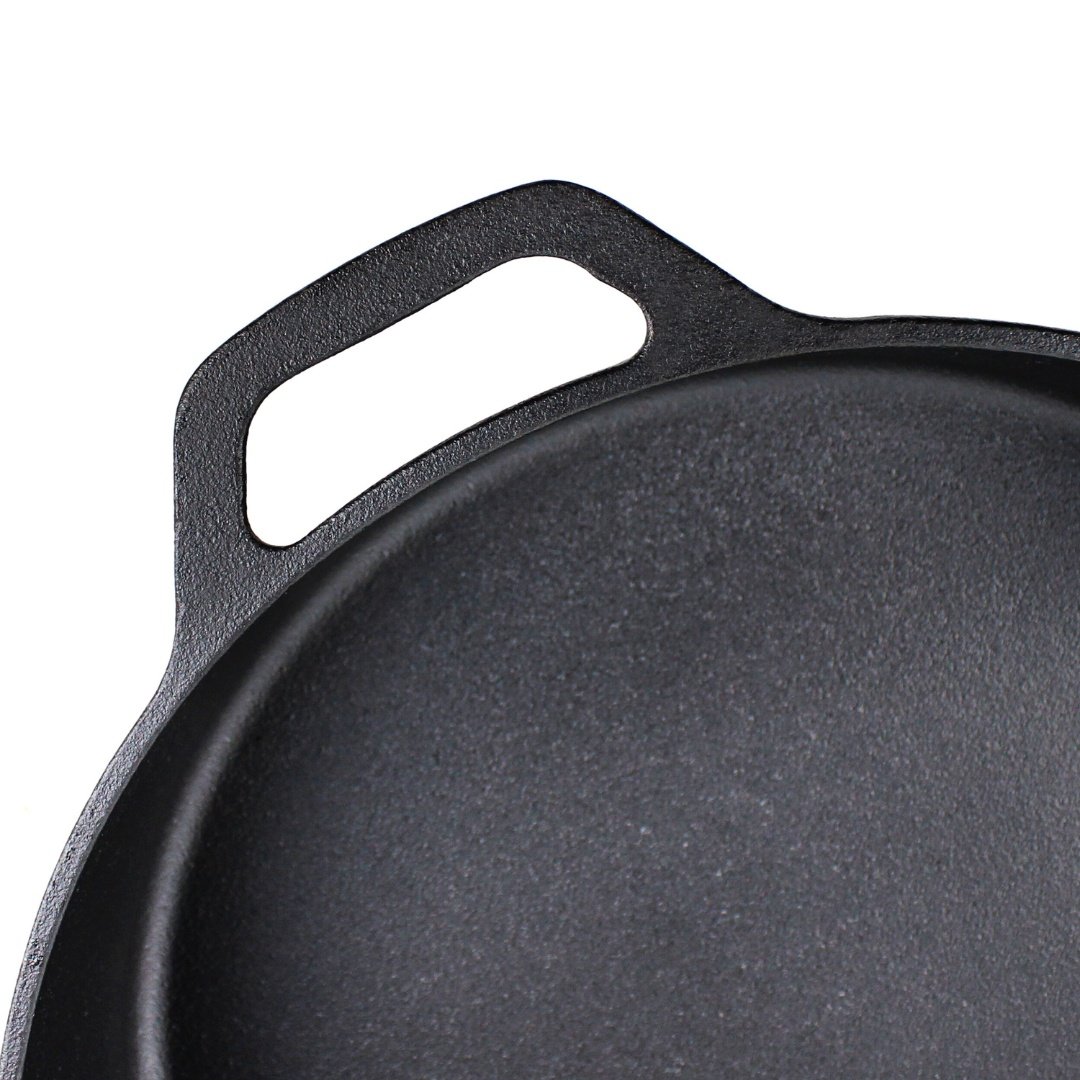 Cratita adanca din fonta cu capac din sticla, Crucible Cookware, 30.5 cm, 5.3L, cu manere silicon termorezistent si racleta de curatare incluse