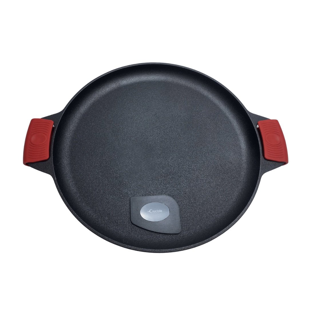 Tava din fonta pentru copt pizza, Crucible Cookware, tip plita pre-asezonata, diametru 35 cm, 2 suporturi din silicon termorezistent si racleta pentru curatare incluse