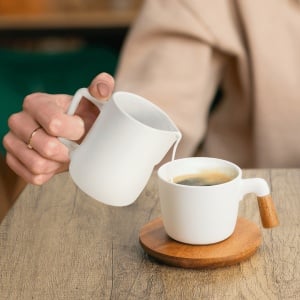 Set Latiera si Zaharnita cu tava de servire cafea, cana lapte 240ml, recipient zahar 200ml cu capac si lingurita, ceramica, alb - Img 4