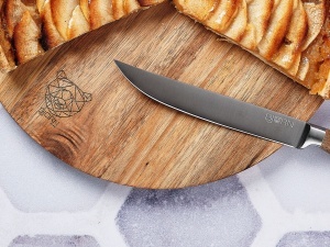 Tocător rotund de bucătărie din lemn de salcâm STINE, cu mâner inox ergonomic, Ø26 cm - Img 4