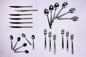 Set 24 Tacamuri inox KAJA, 6 persoane, 6 x Cutite, 6 x Linguri, 6 x Furculite, 6 x Lingurite, Otel inoxidabil, forme rotunjite, Negru lucios - Img 3