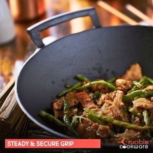 Tigaie Wok din Fontă Pre-Asezonată 6.5L – Crucible Cookware, 36 cm, cu Capac Sticlă, Suporturi Silicon și Racletă Curățare - Img 4