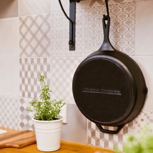 Tigaie din fonta 26 cm, Crucible Cookware, suporturi silicon termorezistent incluse - Img 4