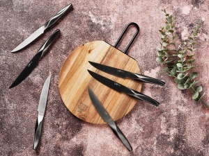 Tocător rotund de bucătărie din lemn de salcâm STINE, cu mâner inox ergonomic, Ø26 cm - Img 6