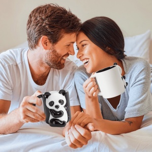 Set 2 Cani cuplu indragostiti, personalizate cu Panda 3D, cadou original pentru el&ea, cafea/ceai, ceramica, alb/negru, 400 ml - Img 4