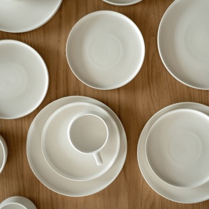 Serviciu de masă Luxe MIAMIO, 16 piese pentru 4 persoane – Farfurii, Boluri și Cești cappuccino, ceramică albă - Img 7