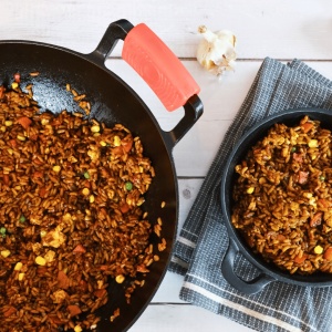 Tigaie Wok din Fontă Pre-Asezonată 6.5L – Crucible Cookware, 36 cm, cu Capac Sticlă, Suporturi Silicon și Racletă Curățare - Img 8