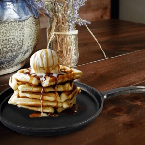 Tigaie joasa de clatite, Tortillada, tip plita rotunda, fonta pre-asezonata, 26 cm, maner fix cu suport din silicon termoizolant, pentru lipii Tortillas si Pancakes - Img 6