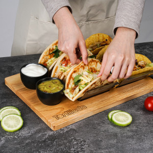 Platou servire 6 Taco, Tortillada, cu fund de lemn, dreptunghi 33 x 24 cm, compartimentat, 2 suporturi din inox, 2 boluri sos, carte cu 20 retete mexicane