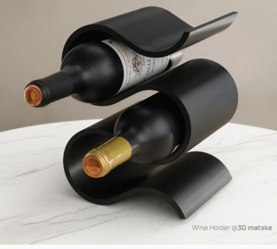 Suport negru ondulat printat 3D pentru două sticle de vin, pe o masă cu blat de marmură