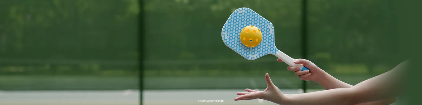 Paletă de pickleball imprimată 3D, cu structură în fagure albastră pe fond alb