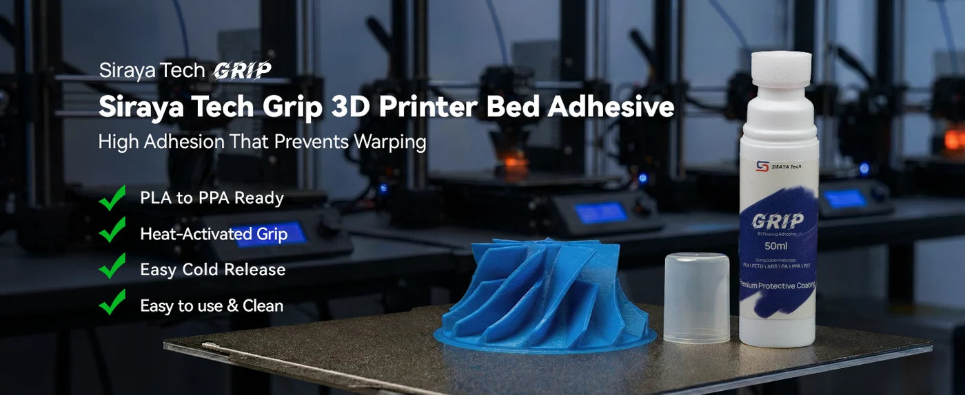 Adeziv Siraya Tech Grip 50 ml pentru patul imprimantei 3D, lângă o piesă imprimată pe placa de imprimare