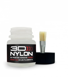 Detaliu cu pensula de aplicare a adezivului 3DLAC 3DNylon, oferind un control precis al stratului pe suprafața de printare.