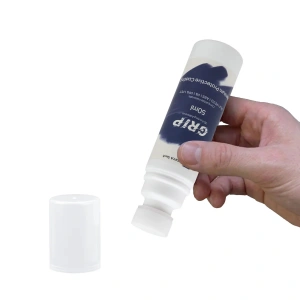 Flacon Siraya Tech Grip 50 ml ținut în mână, cu capacul scos și aplicatorul din burete vizibil