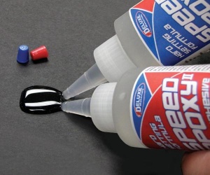 Amestecarea celor două componente Deluxe Materials Speed Epoxy II 4 min AD65, proporție 1:1