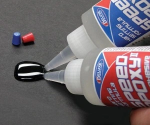 Amestecarea celor două componente Deluxe Materials Speed Epoxy II 4 min AD65, proporție 1:1
