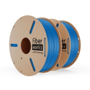 Două role de filament PLA FiberWORKS albastru, cu eticheta produsului vizibilă