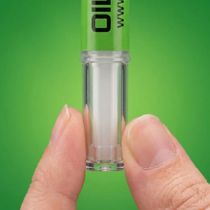 Rotirea capătului OilStick pentru a împinge uleiul în pensulă