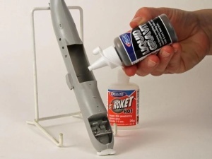 Aplicarea granulelor Deluxe Materials Liquid Gravity BD38 într-o secțiune de aripă de avion R/C, pentru echilibrare