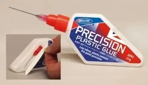 Aplicarea Precision Plastic Glue cu acul de precizie pe o piesă de machetă