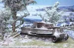 Diorama cu tanc Tiger și peisaj de iarnă, efect de zăpadă și brumă realizat cu Scenic Snow Kit
