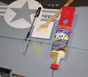 Aplicarea adezivului epoxidic Deluxe Materials Aero Tech AD63 la montarea unui suport de motor pe aripa unui avion R/C