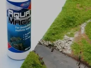 Flacon Aqua Magic 250ml alături de o machetă cu efect de apă aplicat lângă un mal cu vegetație