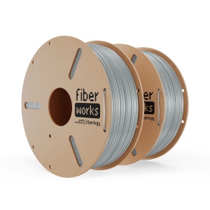 Două role de filament PETG FiberWORKS gri, cu eticheta produsului vizibilă