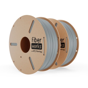 Două role de filament PLA FiberWORKS gri, cu eticheta produsului vizibilă